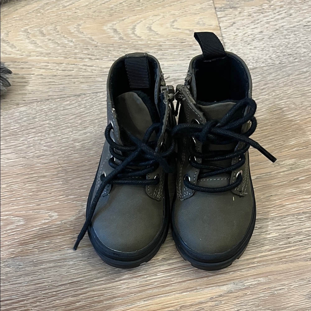 Kids olive green Boots size 4/5